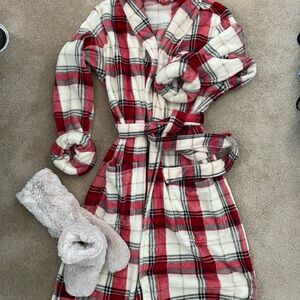 NWOT Pottery Barn Red and Cream Plaid Robe